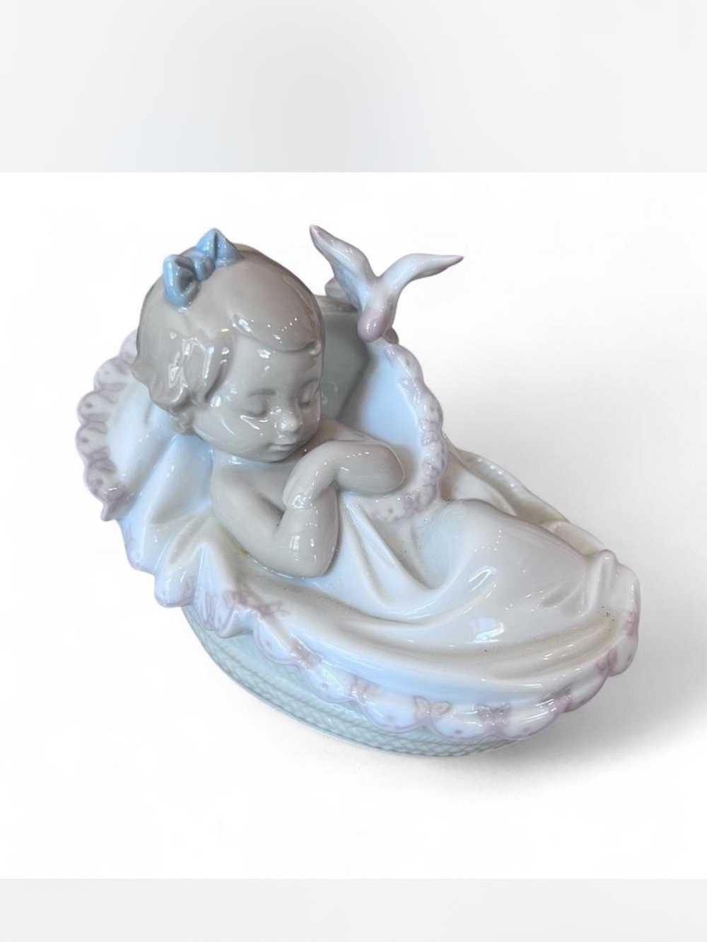 Vintage Lladro ‘Comforting Dreams’ figurine in excellent condition